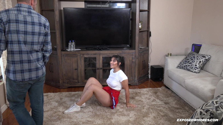 Exposed Whores Media: Une pom-pom girl excitée se fait baiser et se fait...