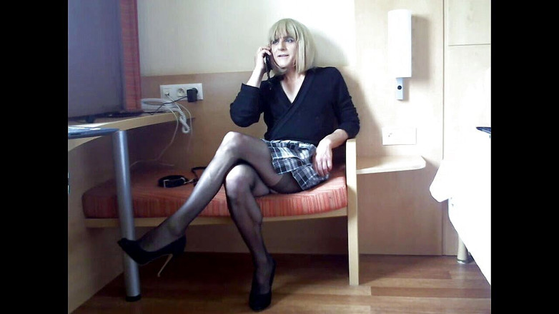 Faustine: Crossdresser Faustine telefon do chłopaka.