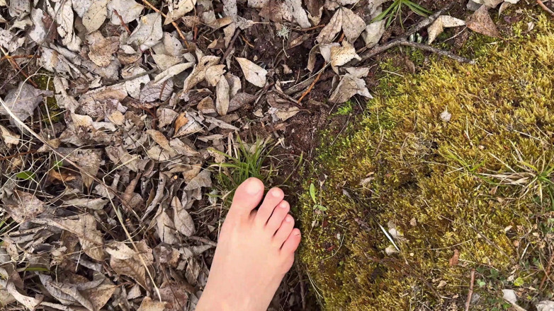 Vasya Sylvia: Barefoot Walk In The Woods - Fetish Kaki - Kaki Kosong!