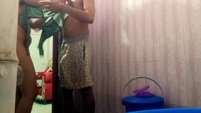 Fantacycutting: India cuñada follada por su cuñado en el baño