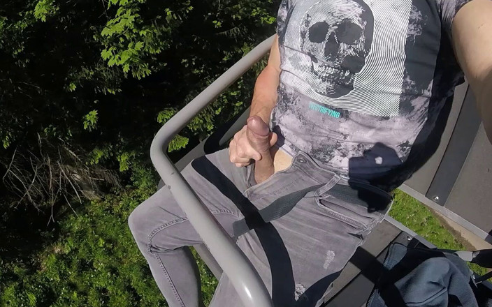 Funnyboy-Ger: Într-un telecabină în mișcare îmi masturbez pula fierbinte din moale la tare și...