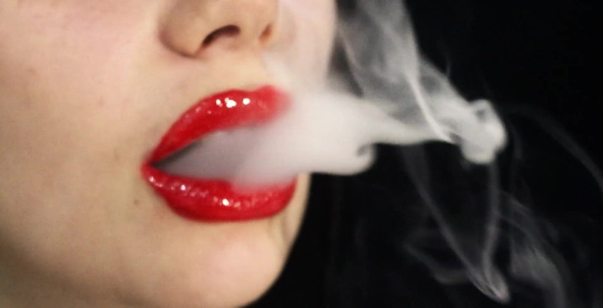Goddess Misha Goldy: Labios rojos brillantes fumando ...
