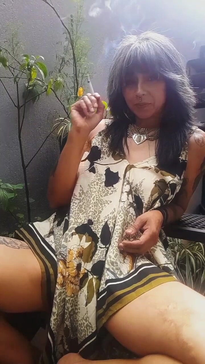 Casia Castro: Godaan merokok di luar ruangan - tonton aku bermain di bawah...