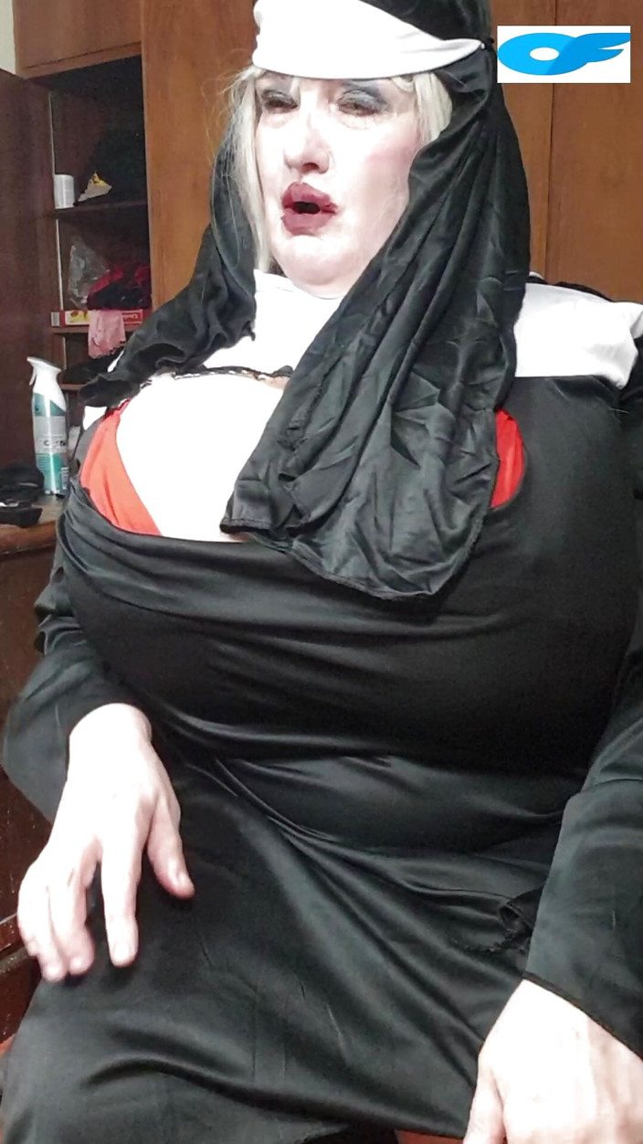 Susi4you: Sexy nonne zeigt pssy