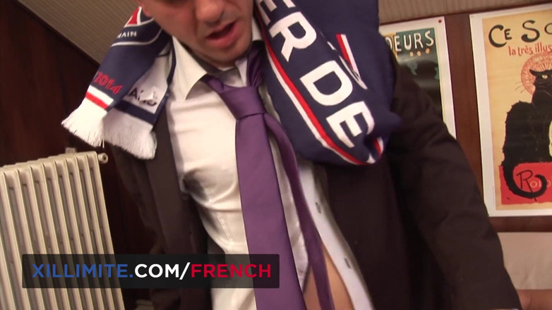French girls at work: Гарячу брюнетку содомізує футбольний фанат