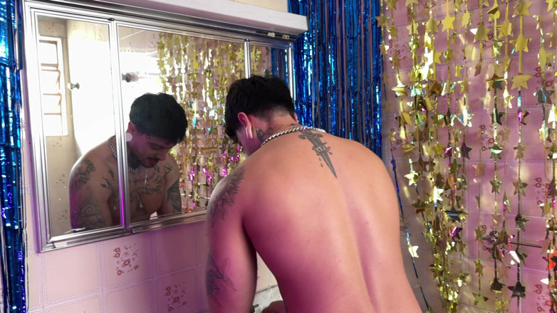 Quente club: Blonde de la salle de bain a exaucé les souhaits...
