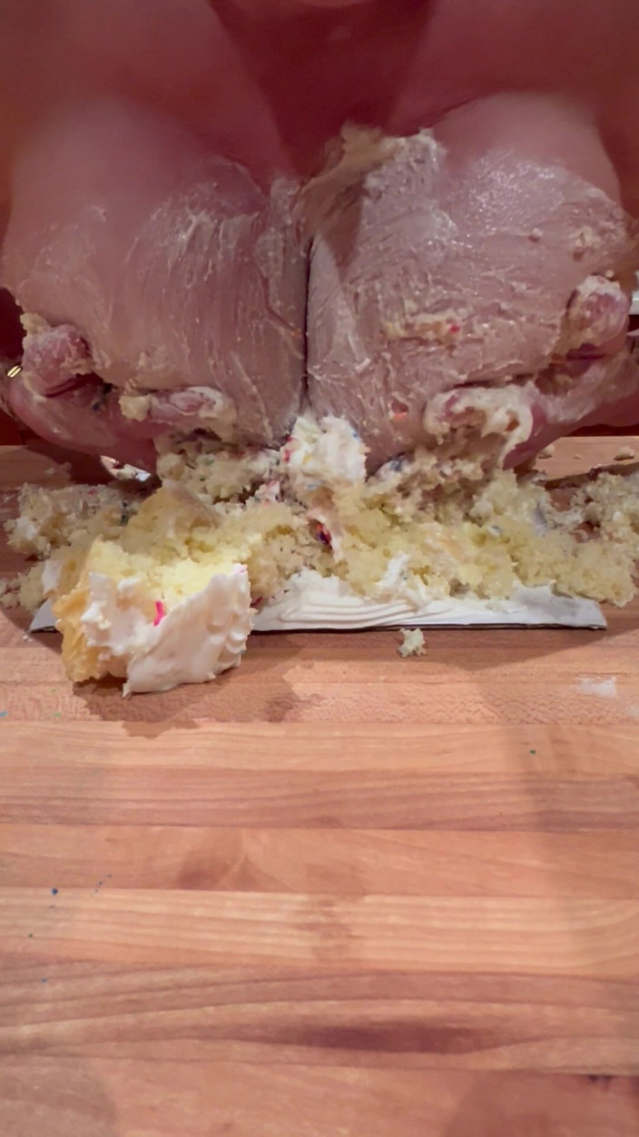MidnightTease: La matrigna rovina la torta di compleanno con le sue...