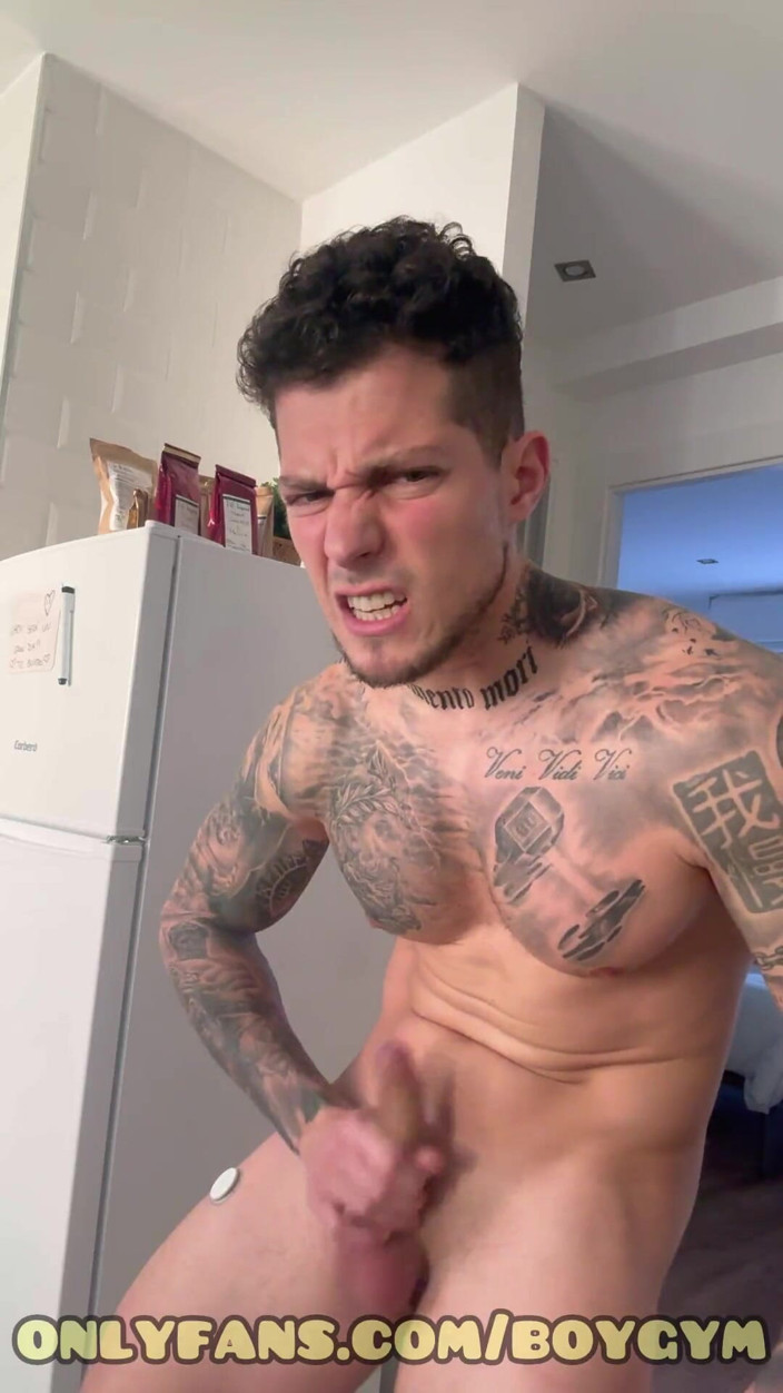 BoyGym: Wytatuowany mięsień facet z grubym kutasem mów brudne do ciebie...