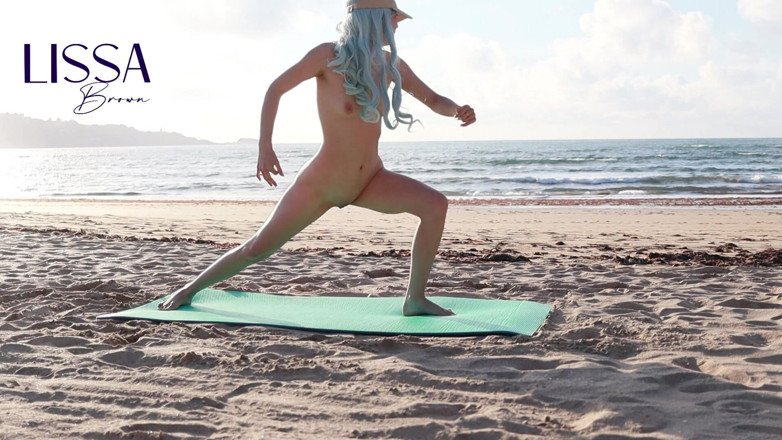Lissa Brown: Yoga sulla spiaggia nudista