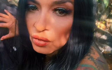 Mia 69: Річкова вода грає оголеною