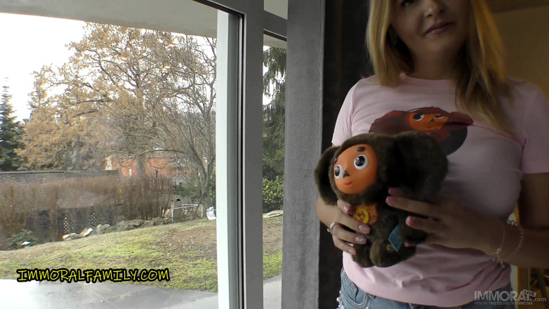 Immoral Family: Cette belle-mère aux seins énormes adore Cheburashka, alias Mickey Mouse de...