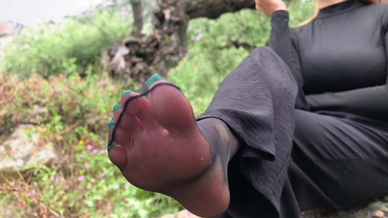 Goddess Lena: Birkenstock &amp; Nylons all'aperto