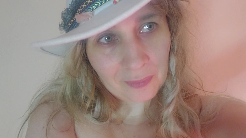Nicolette69w: Cô ấy đã đi đến dương vật giả trong một chiếc mũ