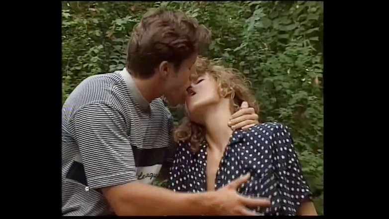 Vintage Climax: Milf seducente cavalca un ragazzo fino all'orgasmo