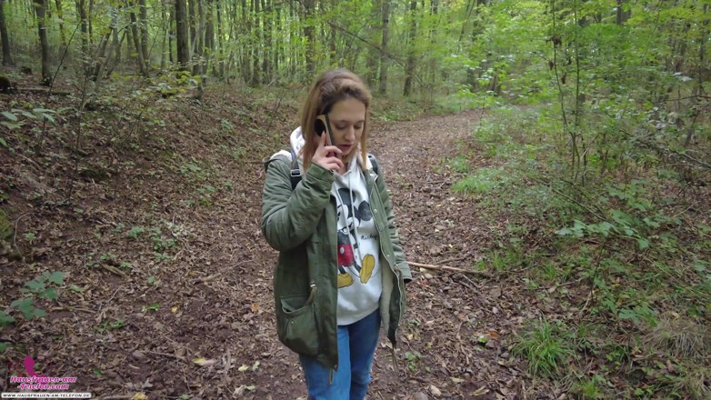 Housewives on the phone: 性感荡妇等不及了，在打电话时玩弄她的奶子