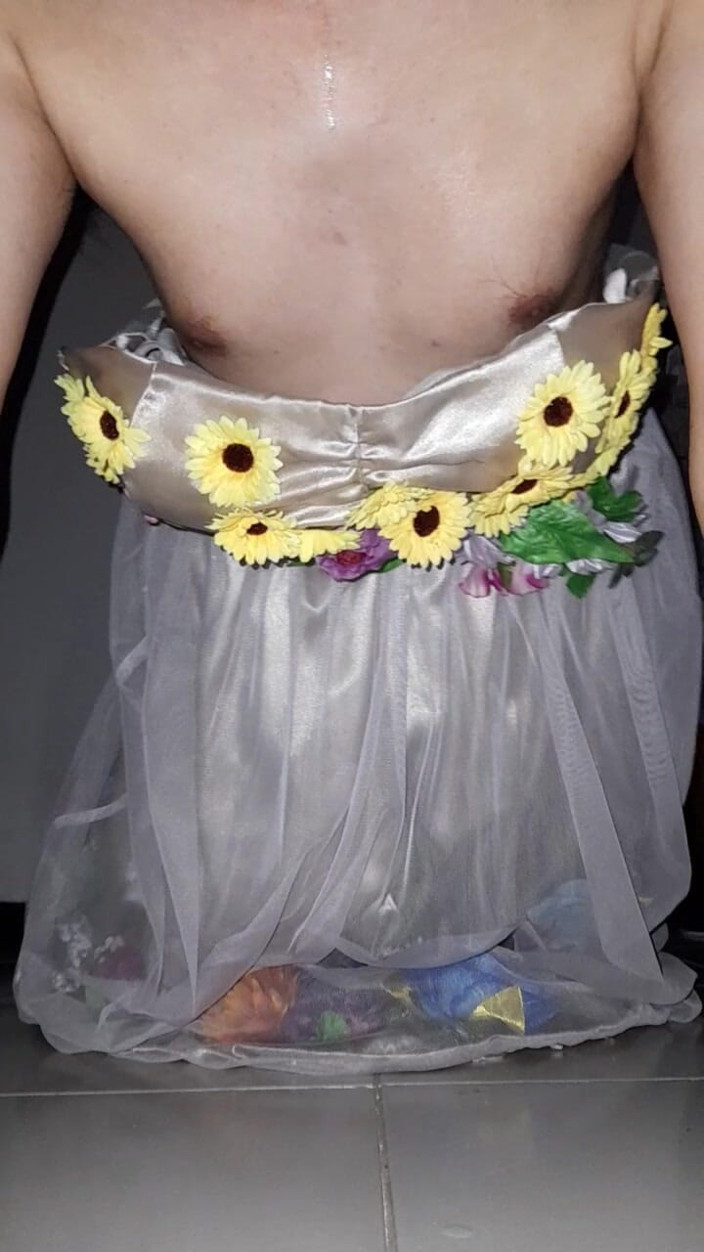 Naomisinka: Masturbation avec une jolie robe de demoiselle d'honneur
