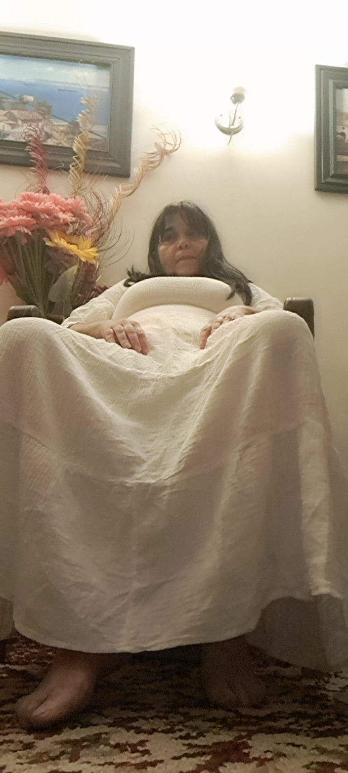 Mommy big hairy pussy: 드레스 아래의 것을 만지고 시음