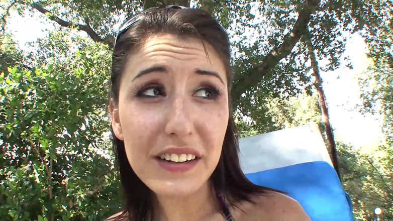 Lesbian Illusion: Lesbische milf verleidt schattige brunette