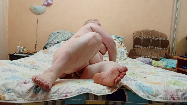 Zona901: Une belle-mère masturbe sa grosse chatte avec des jouets devant...