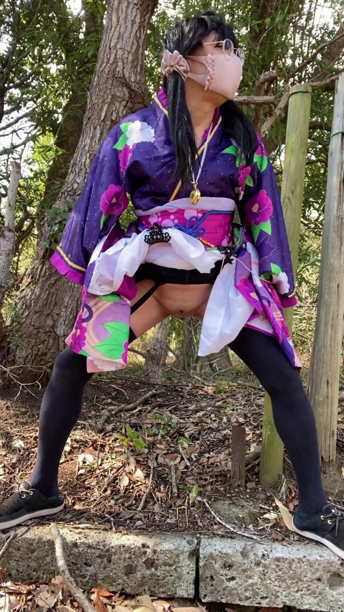megu2002: No 132 Stray pee play en kimono