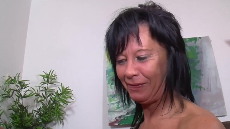 Deutsche Amateur Pornos: Zwei große schwänze für eine geile, reife hausfrau mit einer...