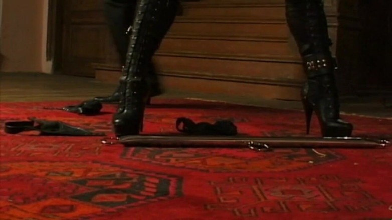 Absolute BDSM films - The original: Une fille tatouée humilie sa chatte qui se serre