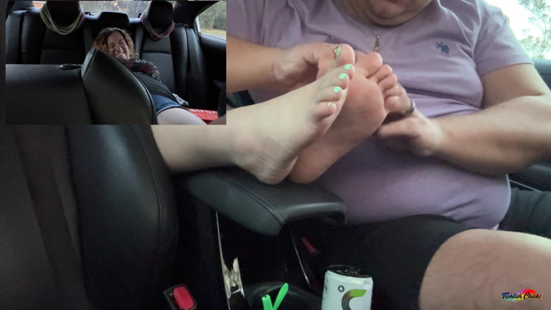 Ticklish Chicks: Snyft: Heather wird gekitzelt