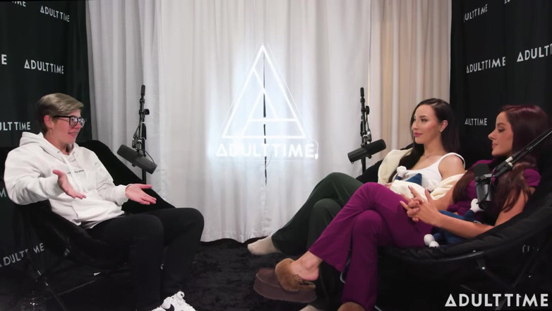 Adult Time Podcast: Des stars du font un podcast après une rencontre lesbienne
