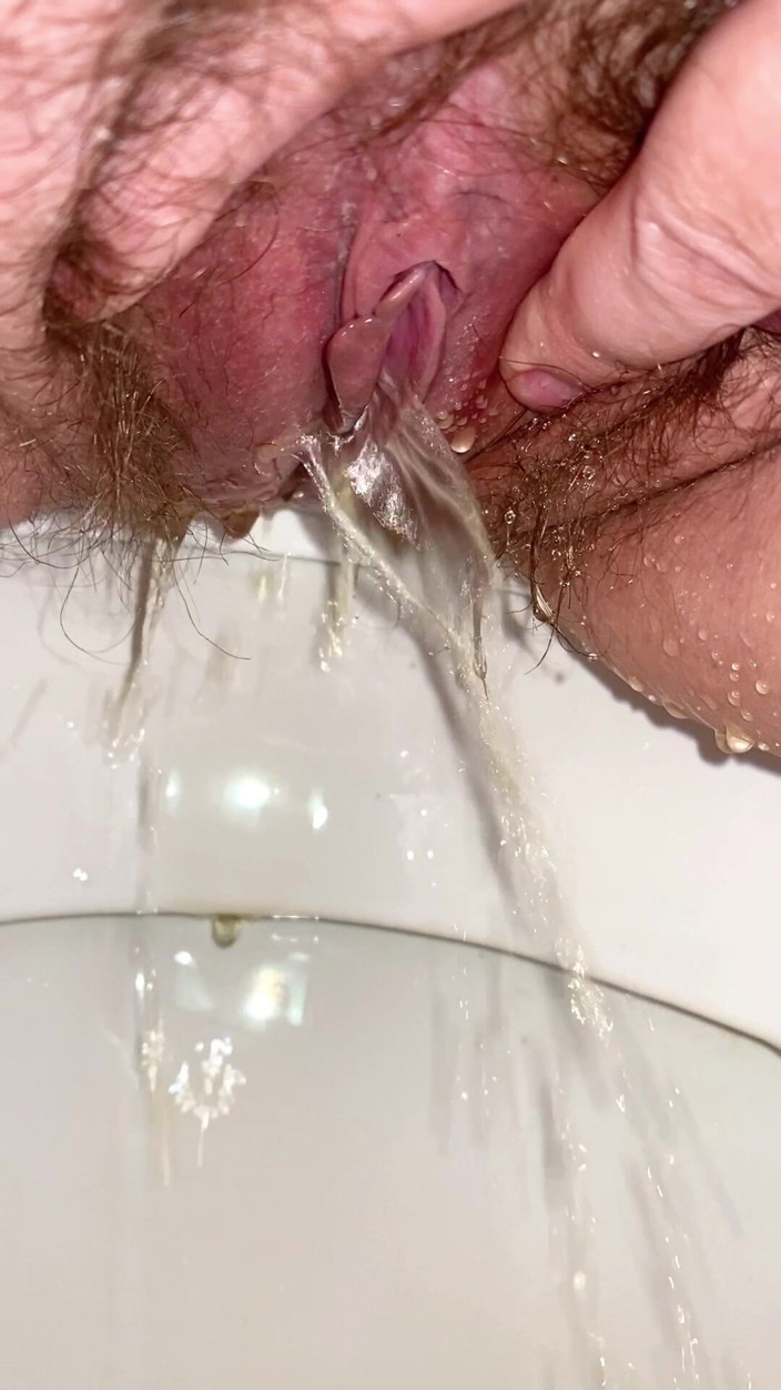 Ms Pee Piss: Kissa dagbok. Välkommen till Min Toalett. En hårig fitta kissar...
