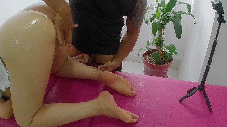 Esperanzitaluton: Masseuse keert klant en neukt haar