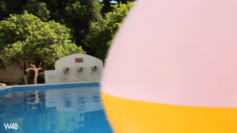 Watch4beauty: Distracție la piscină, de vară