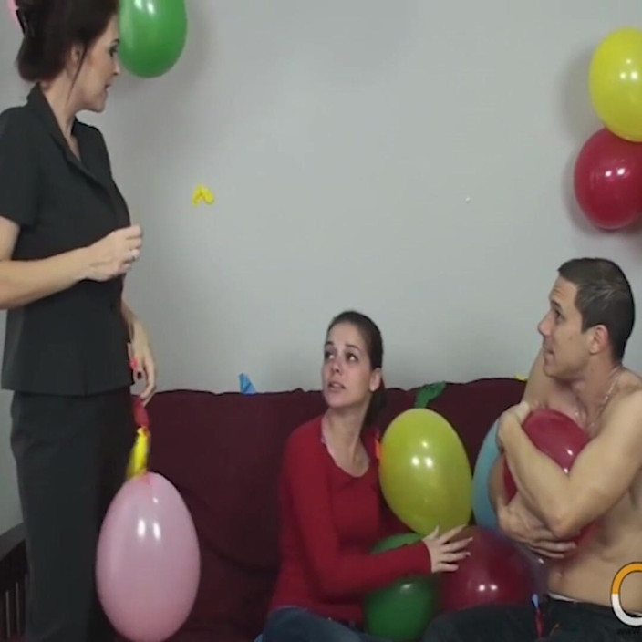 Charlee Chase: Charlee Chase büyük memeli balonları seviyor!