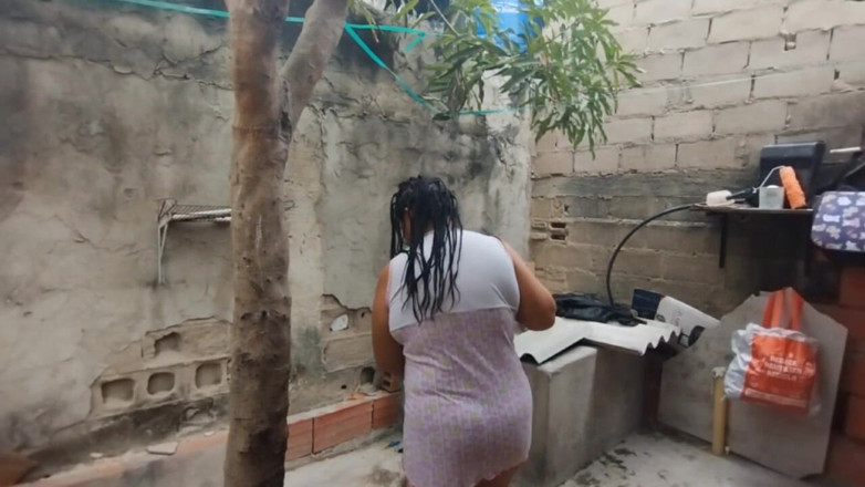 Adribella69: Îmi văd vecina care are un cur mare în timp ce...
