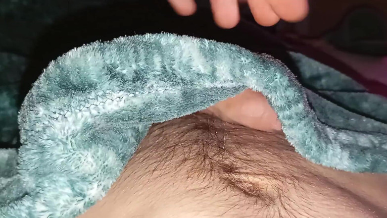 Elvissc: 소파에서 담요로 영화를 보면서 이 자지를 빨고 싶으신가요?