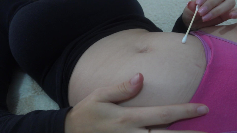 AmayaMori: Une Demi-sœur Latina Nettoie Son Nombril Avec Un Coton-tige Puis...