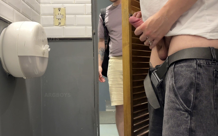 Arg Boys: Smyga in På En Toalett För En Orgasm I En...