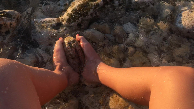 Risky Hairy Couple: Meine Füße im meer über die Steine