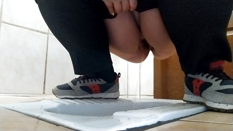 Elena: Curvilínea milf mijando em um banheiro público sujo.