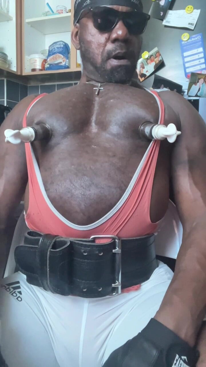 Black Muscle Stepdad: Bố cơ bắp hút thuốc núm vú xuất tinh