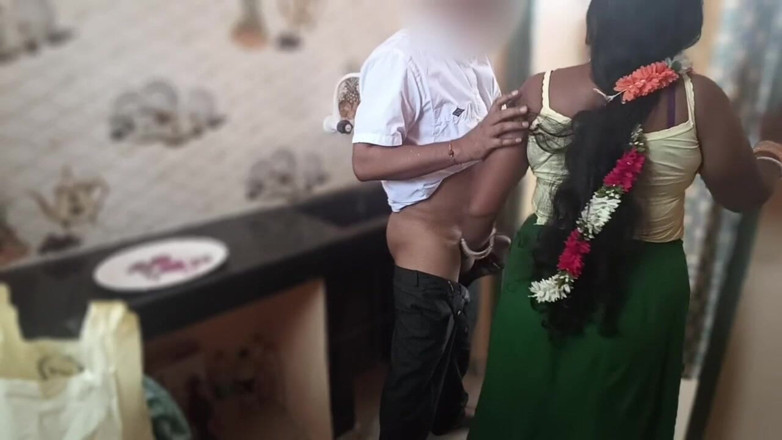 Telugu-fuckers: Ma belle-mère desi se fait baiser dans la cuisine, je...