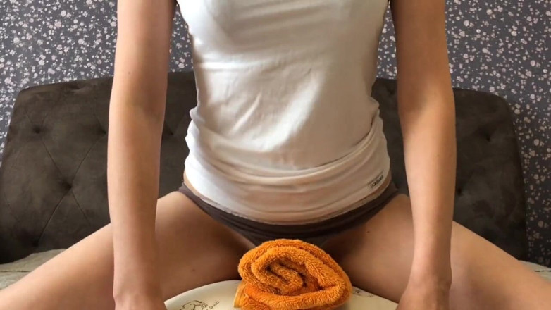 Julia-Softdome: Towel Dry Humping Teen. Sexy Moaning and Strong Orgasm