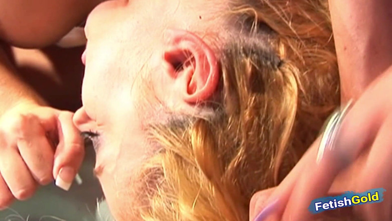 Big Boobs at Play: Heiße blondine wird von vier dominanten schätzchen mit hartem lesbensex...