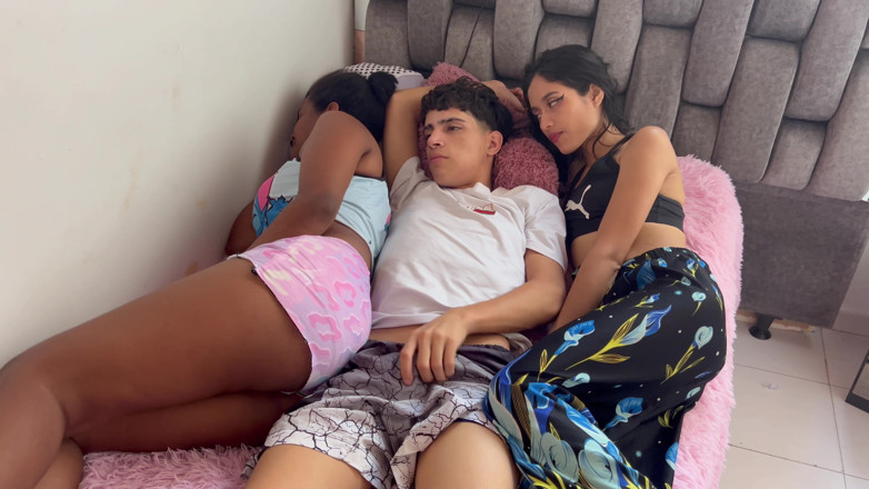 BritannySexxx: Ich teile ein bett mit der besten freundin meiner freundin...