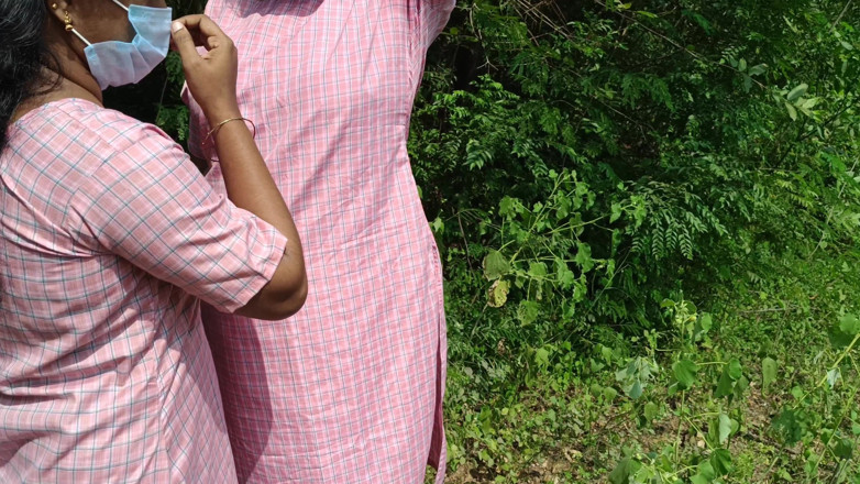 Wonder: Pelajar Kolej Dengan Seragam Lesbian Di Luar Rumah