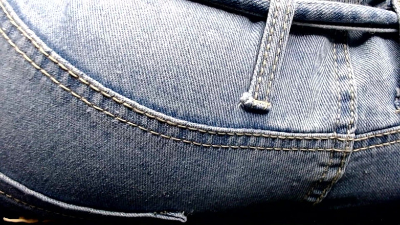 Maeling: Tiny Colony zdrobită în blugi denim și cur înțepat fără să știe
