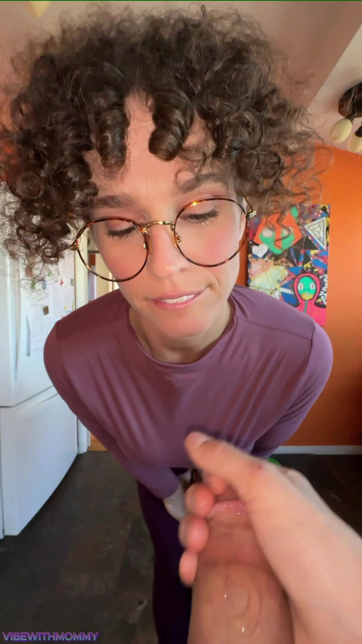 VibeWithMommy: Rica milf necesita arreglarse! Mejores amigos madrastra no lo tienen!