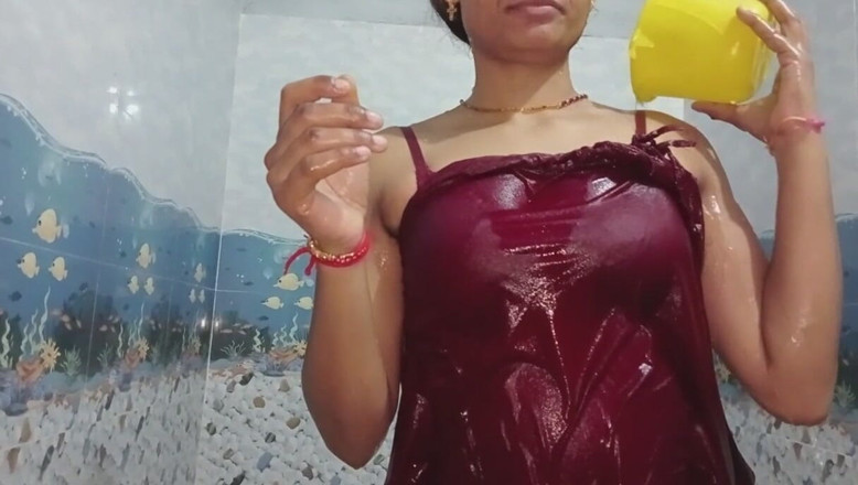 Ankurpriya000: Индийская молодая бхабхи купается в миниатюрной ванне