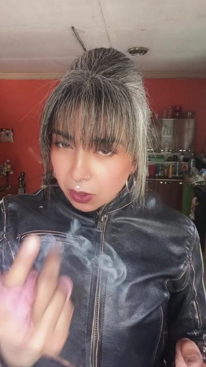 Casia Castro: Inhale Perlahan-lahan, Arahan merokok dalam kulit.