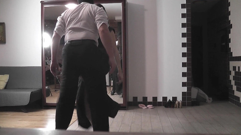 Homemade ballbusting: Rychlé mlácení koulí před maškarním plesem