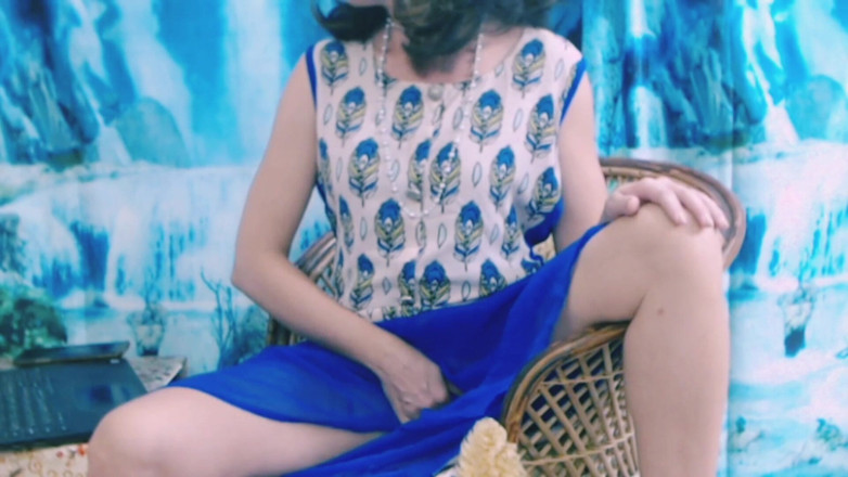 Bolly Karma: Istri nakal ini di depan kamera